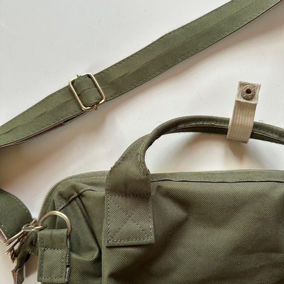 Anello Green Crossbody Bag (Category: Cross-body Bags) located in Cavite. Submitted by adiore (Listing ID 1364119405, Image 3). Description: Authentic, bought in Singapore.
