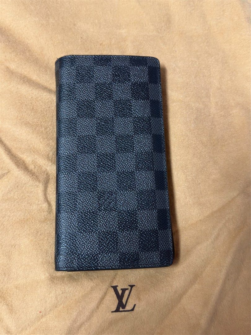 Authentic Louis Vuitton Wallet Damier Graphite Brazza (Category: Luxury Bags & Wallets) located in Quezon City. Submitted by kath.toribio (Listing ID 1364173718, Image 1). Description: In brandnew condition except from 1 flaw please check the photo. Slightly negotiable Guaranteed Authentic .