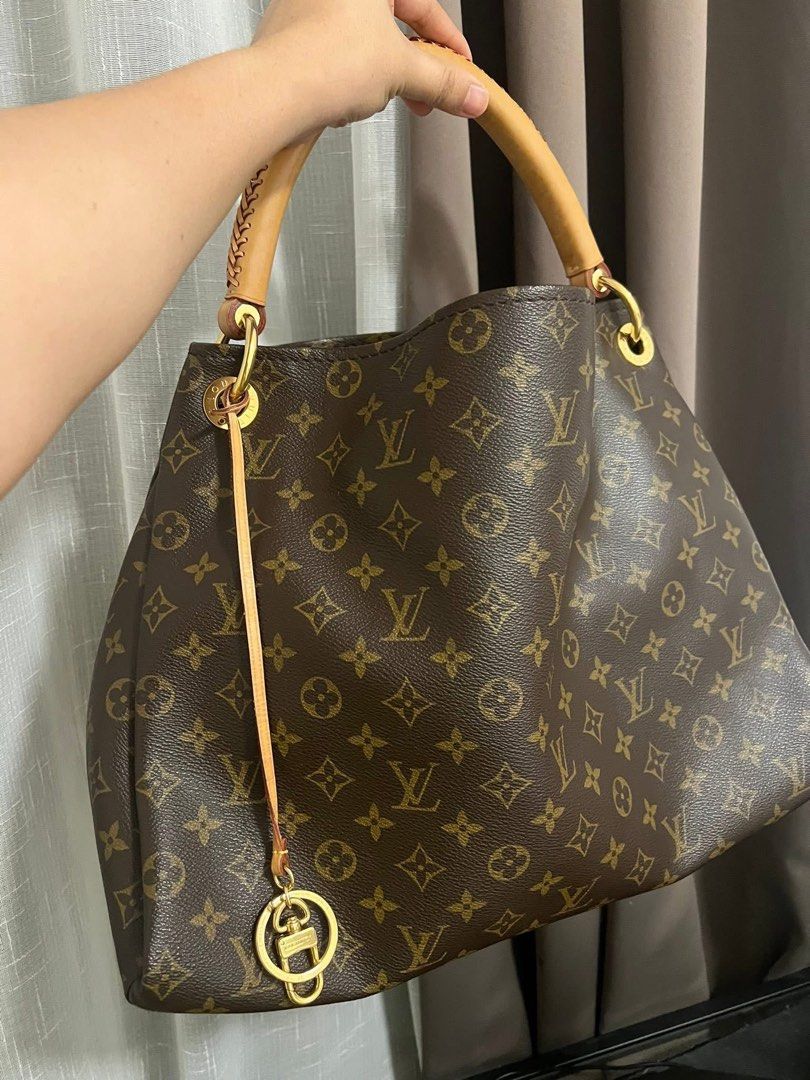 Authentic LV Artsy Monogram shoulder bag (Category: Luxury Bags & Wallets) located in Quezon City. Submitted by jhaediah (Listing ID 1364226458, Image 1). Description: A condition w dustbag and organizer MM classic Minimal sign of wear still in very good condition code : 5.