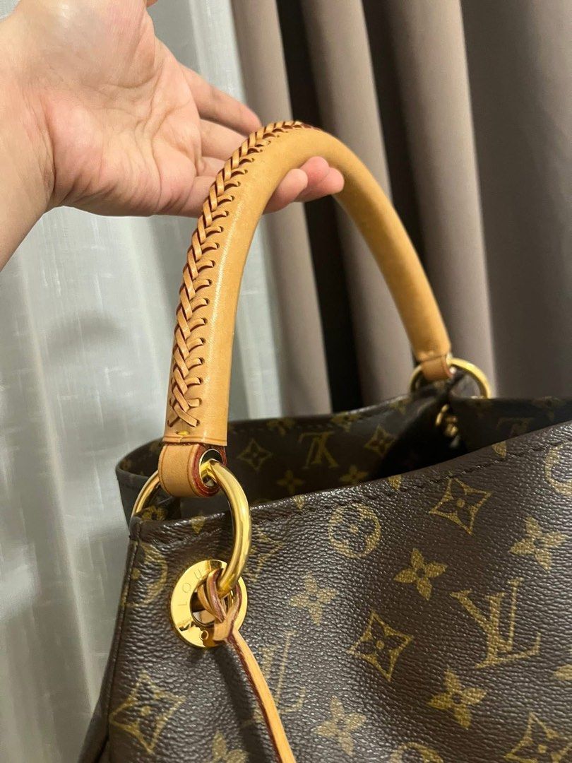 Authentic LV Artsy Monogram shoulder bag (Category: Luxury Bags & Wallets) located in Quezon City. Submitted by jhaediah (Listing ID 1364226458, Image 3). Description: A condition w dustbag and organizer MM classic Minimal sign of wear still in very good condition code : 5.