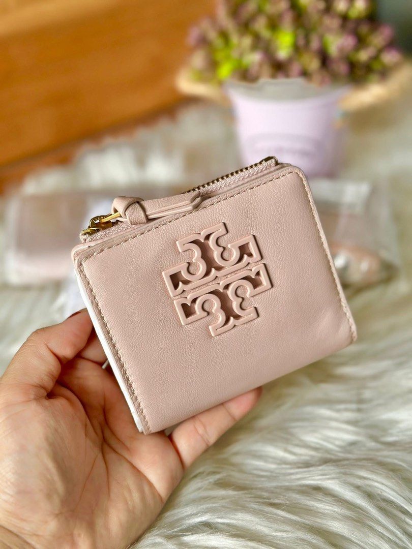 Authentic Tory Burch Bifold wallet (Category: Luxury Bags & Wallets) located in Quezon City. Submitted by jhaediah (Listing ID 1364136098, Image 1). Description: original brand new with tag.