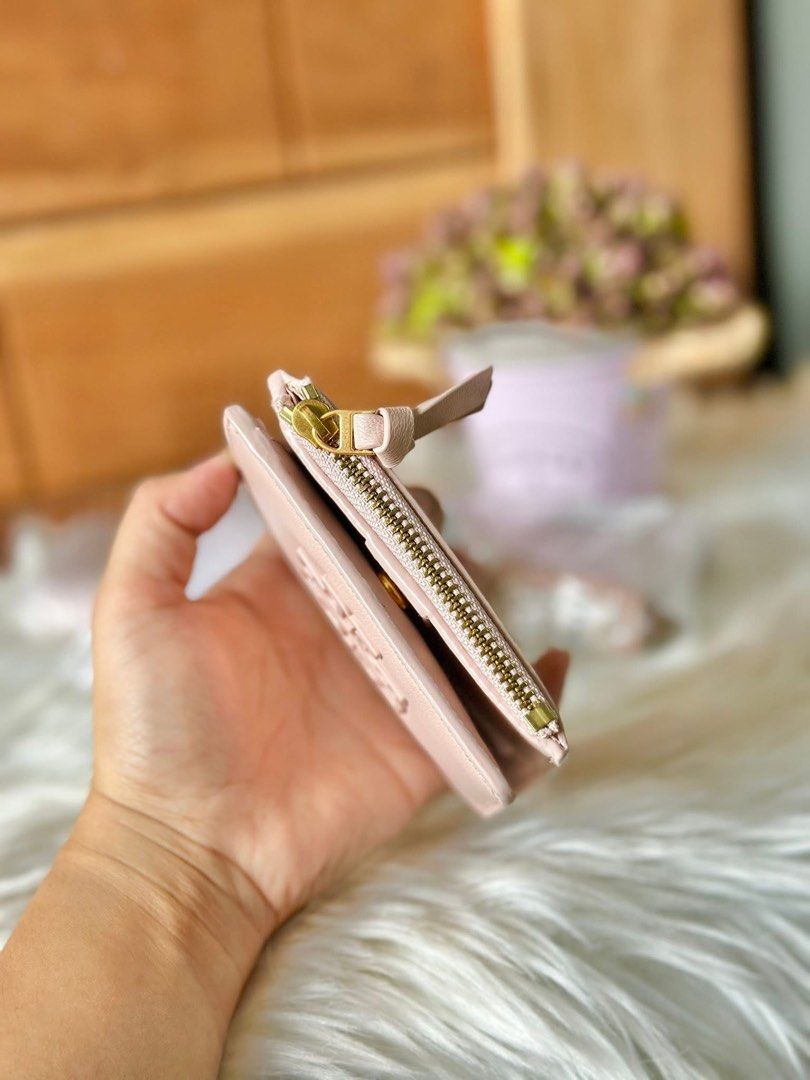 Authentic Tory Burch Bifold wallet (Category: Luxury Bags & Wallets) located in Quezon City. Submitted by jhaediah (Listing ID 1364136098, Image 2). Description: original brand new with tag.