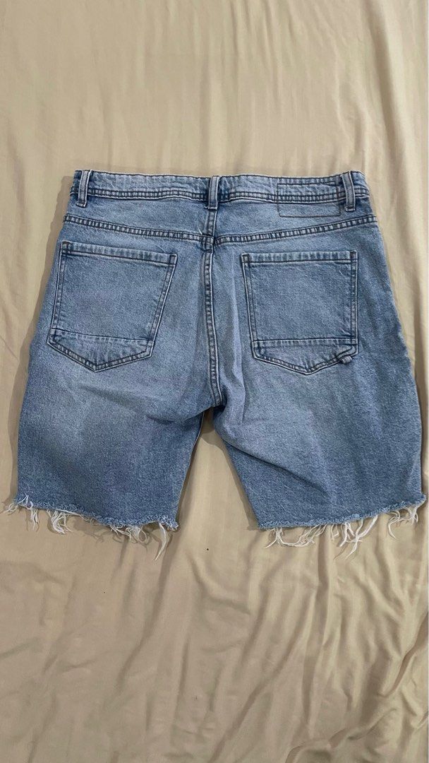 Cotton On Jean Ripped Shorts (Category: Shorts) located in Paranaque City. Submitted by enzosellstuff (Listing ID 1364122852, Image 2). Description: Size 32 waist.