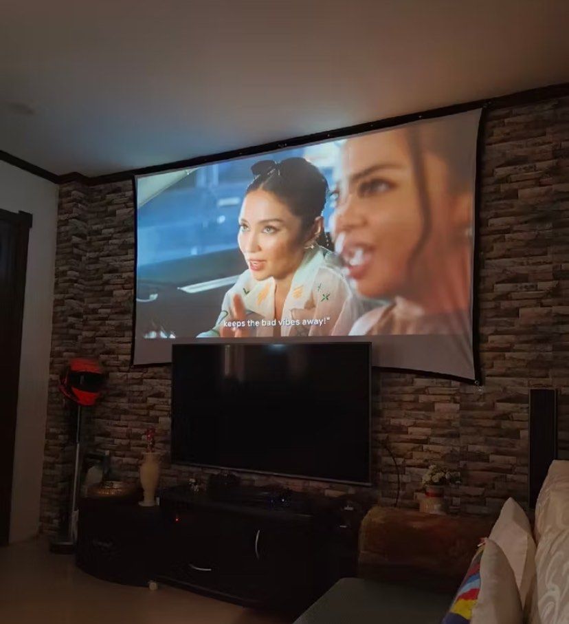 Eroc 100 inches Projector Screen (Category: Projectors) located in Los Banos. Submitted by nodadona (Listing ID 1364123660, Image 2). Description: .
