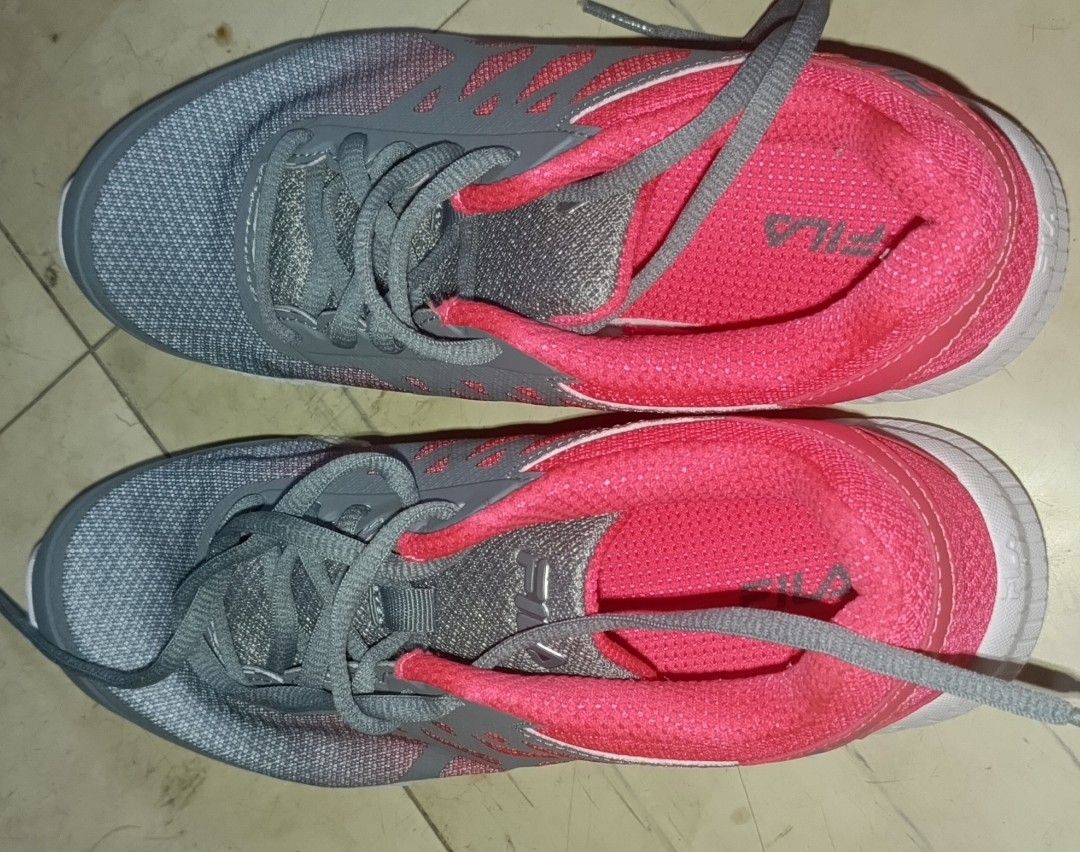 Fila shoes (Category: Sneakers) located in Las Pinas. Submitted by mamshiejojo (Listing ID 1364091501, Image 1). Description: fila women running shoes from US not use but no box size 6, memory foam, light weight.