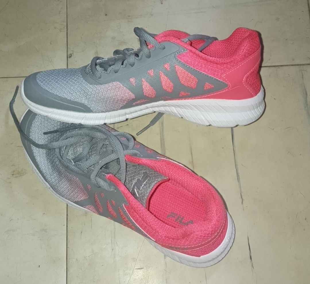 Fila shoes (Category: Sneakers) located in Las Pinas. Submitted by mamshiejojo (Listing ID 1364091501, Image 2). Description: fila women running shoes from US not use but no box size 6, memory foam, light weight.