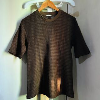 GU Japan Brown Knitted T-shirt | Size Small | Soft & Comfortable Knit Fabric | Stylish Casual Wear | Trendy Brown Top | Versatile Everyday Style | Cozy and Breathable | Ideal for Layering or Solo Wear