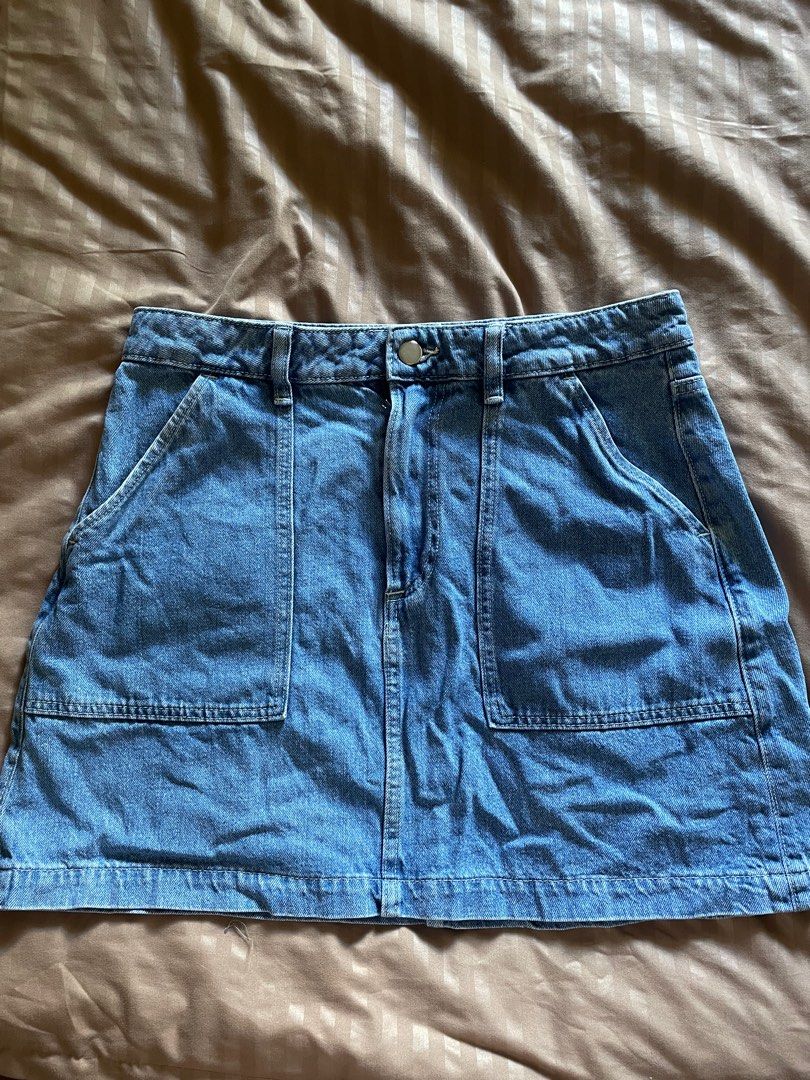 H&M Denim Skirt (Category: Skirts) located in Paranaque City. Submitted by msntxx (Listing ID 1364076891, Image 1). Description: Best Fit L.