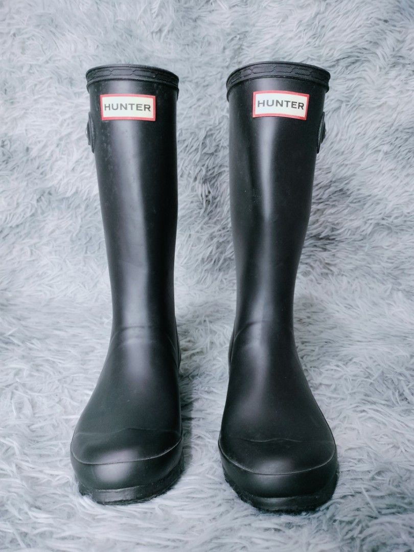 Hunter Original Black Kids Rain boots (Category: Boots) located in Rosales. Submitted by simplebyx.ph (Listing ID 1364205283, Image 2). Description: Hunter Original Black Kids Rain boots __________________ Size: EU 34 on tag Issue: None (Colors may vary due to lighting) 9.5/10 | Condition Hand wash & Clean☑ Price: 3950 "See all Slides n Check the Beautiful Piece" ALL ITEMS ARE FREESHIPPING NATIONWIDE‼️ TAKE YOURS NOW‼️.