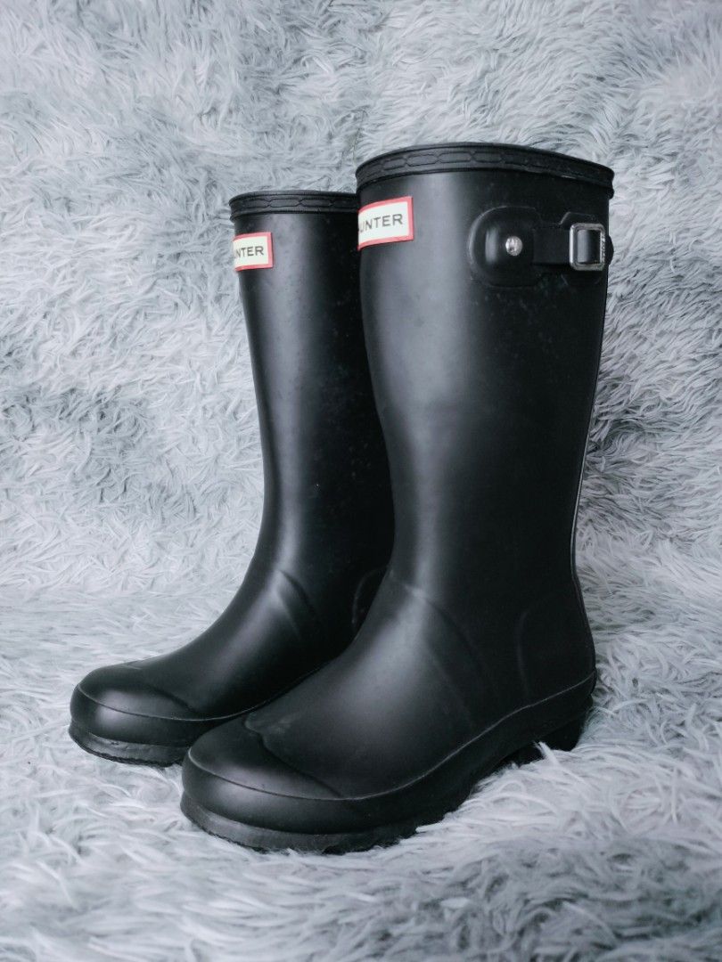 Hunter Original Black Kids Rain boots (Category: Boots) located in Rosales. Submitted by simplebyx.ph (Listing ID 1364205283, Image 1). Description: Hunter Original Black Kids Rain boots __________________ Size: EU 34 on tag Issue: None (Colors may vary due to lighting) 9.5/10 | Condition Hand wash & Clean☑ Price: 3950 "See all Slides n Check the Beautiful Piece" ALL ITEMS ARE FREESHIPPING NATIONWIDE‼️ TAKE YOURS NOW‼️.