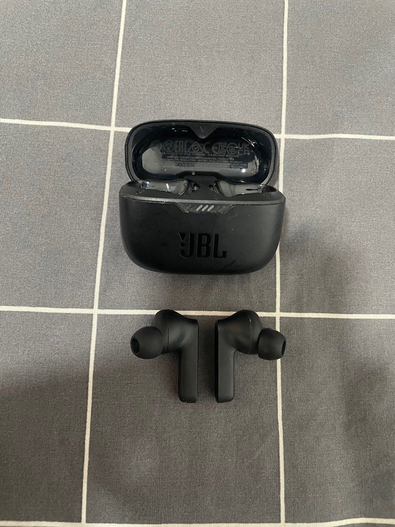JBL Tune 230 (Category: Earphones) located in Singapore. Submitted by vik_ran (Listing ID 1364095789, Image 3). Description: Has noice cancellation, same audio quality as airpods selling as bought new JBL headphones.