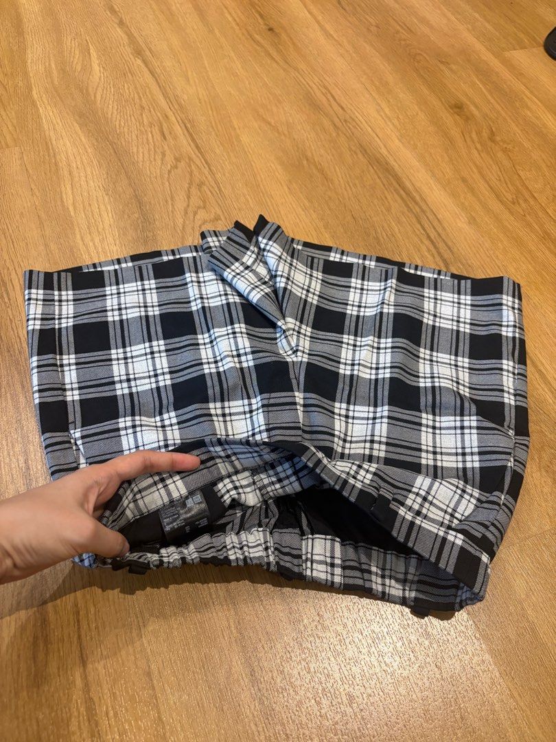 LIKE NEW Uniqlo Smart Shorts Checkered (Category: Shorts) located in Cainta. Submitted by cahernandez (Listing ID 1364123877, Image 3). Description: Bought for full price (990), worn twice. Size Small. Legit feels brand new. RFS: Doesnt fit na :) Clearing out my closet..