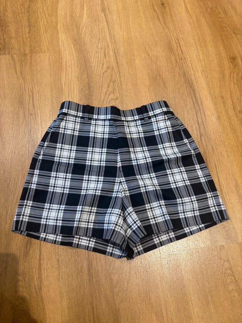 LIKE NEW Uniqlo Smart Shorts Checkered (Category: Shorts) located in Cainta. Submitted by cahernandez (Listing ID 1364123877, Image 1). Description: Bought for full price (990), worn twice. Size Small. Legit feels brand new. RFS: Doesnt fit na :) Clearing out my closet..