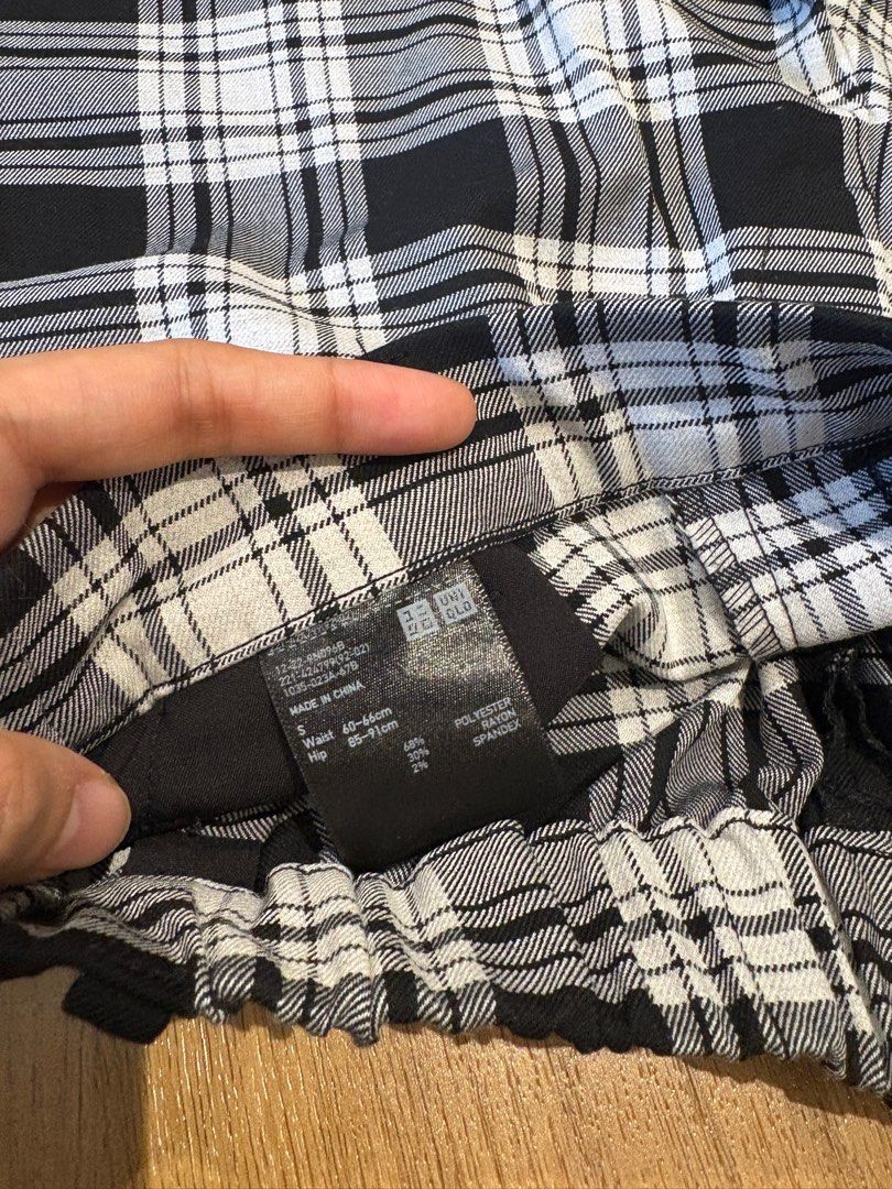 LIKE NEW Uniqlo Smart Shorts Checkered (Category: Shorts) located in Cainta. Submitted by cahernandez (Listing ID 1364123877, Image 2). Description: Bought for full price (990), worn twice. Size Small. Legit feels brand new. RFS: Doesnt fit na :) Clearing out my closet..