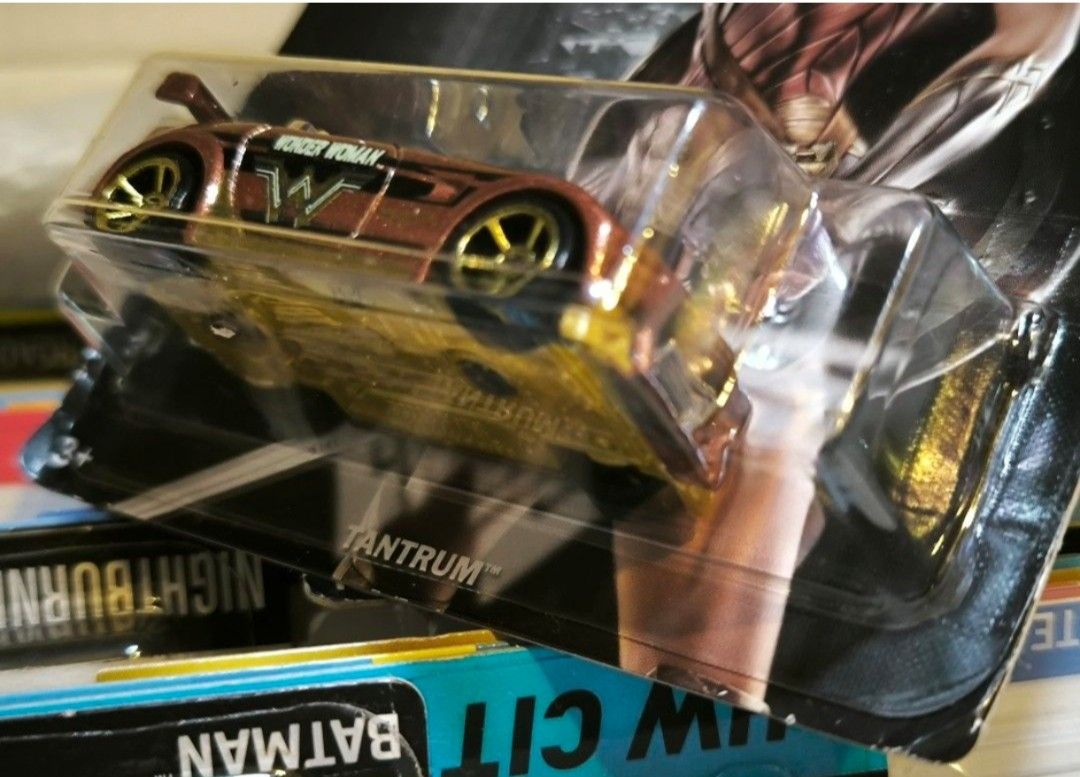 Hot Wheels Tantrum Wonder Woman – Batman Vs Superman – Walmart 2016 – Nuovo