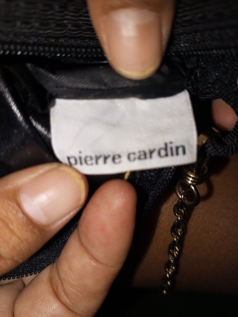 Piere Cardin pouch/sling (Category: Luxury Bags & Wallets) located in Magalang. Submitted by zeiansoria64090 (Listing ID 1364187907, Image 3). Description: piere Cardin pouch with sling in very good con ganda 😍.