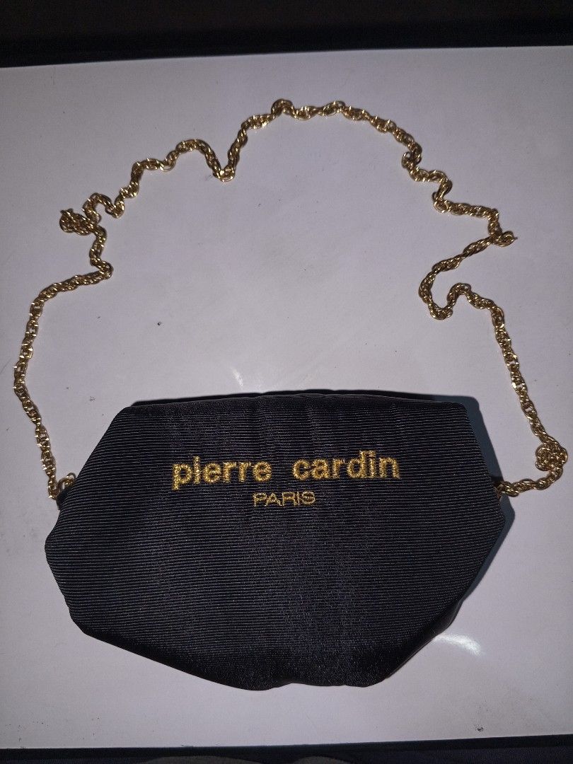 Piere Cardin pouch/sling (Category: Luxury Bags & Wallets) located in Magalang. Submitted by zeiansoria64090 (Listing ID 1364187907, Image 1). Description: piere Cardin pouch with sling in very good con ganda 😍.