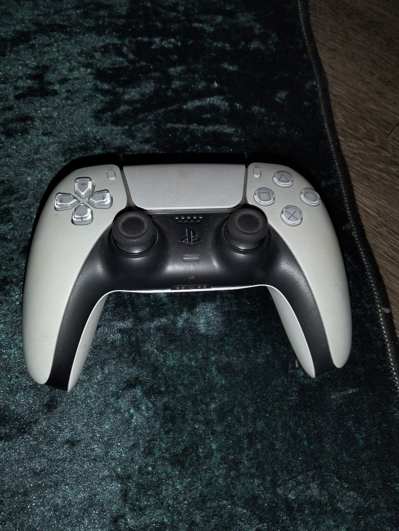 PS5 Controller (Category: Controllers) located in Singapore. Submitted by cool223 (Listing ID 1364061997, Image 1). Description: I selling away because I not playing PS5 anymore without box.