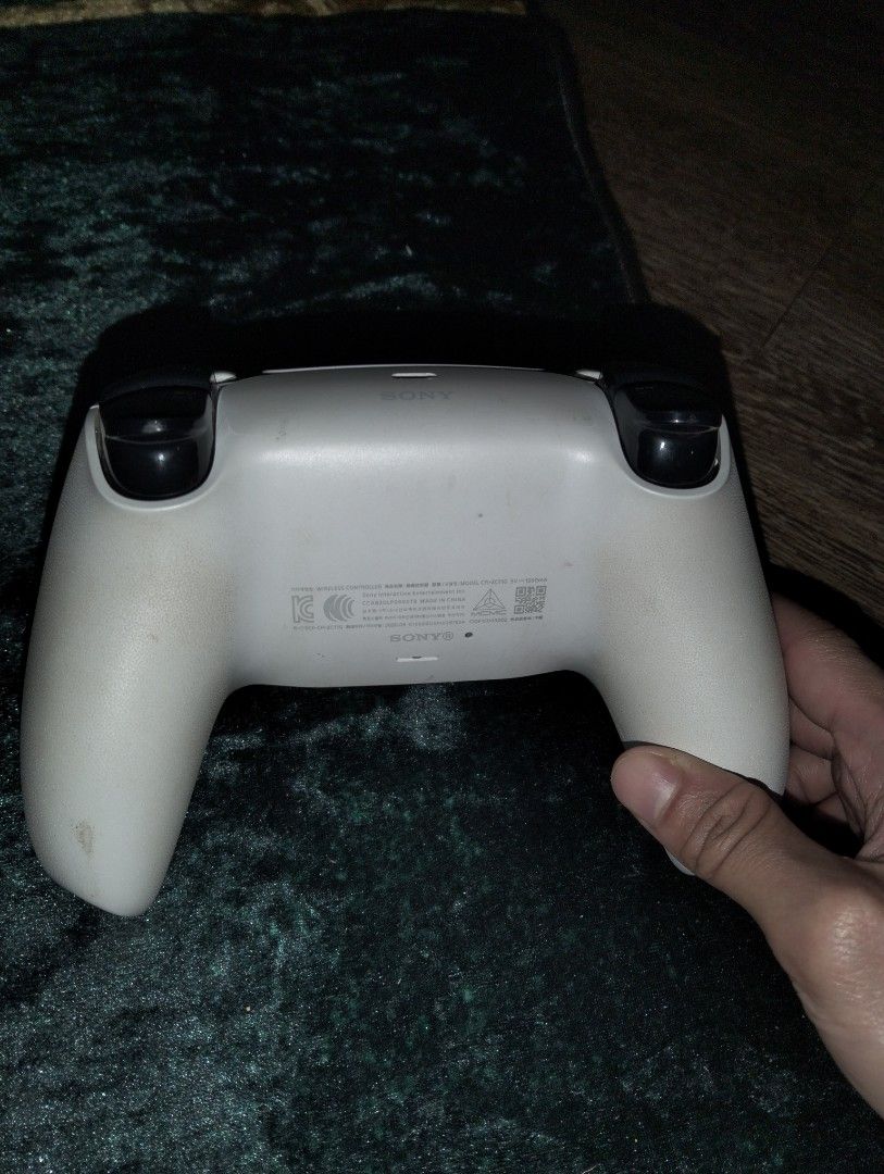 PS5 Controller (Category: Controllers) located in Singapore. Submitted by cool223 (Listing ID 1364061997, Image 2). Description: I selling away because I not playing PS5 anymore without box.