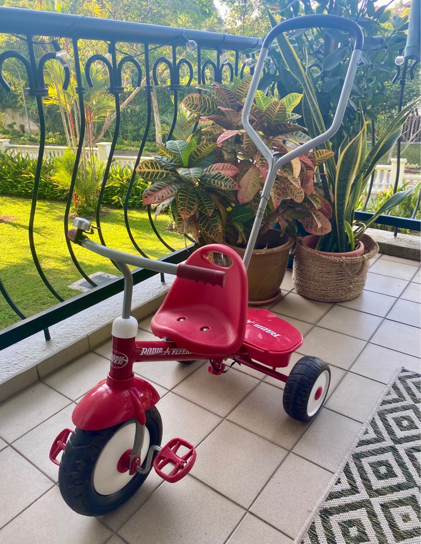 Radio Flyer Deluxe Big Flyer - Triciclo Per Bambini 3-7 Anni, Ruota Anteriore 16", Sellino Regolabile, Design Chopper Rosso