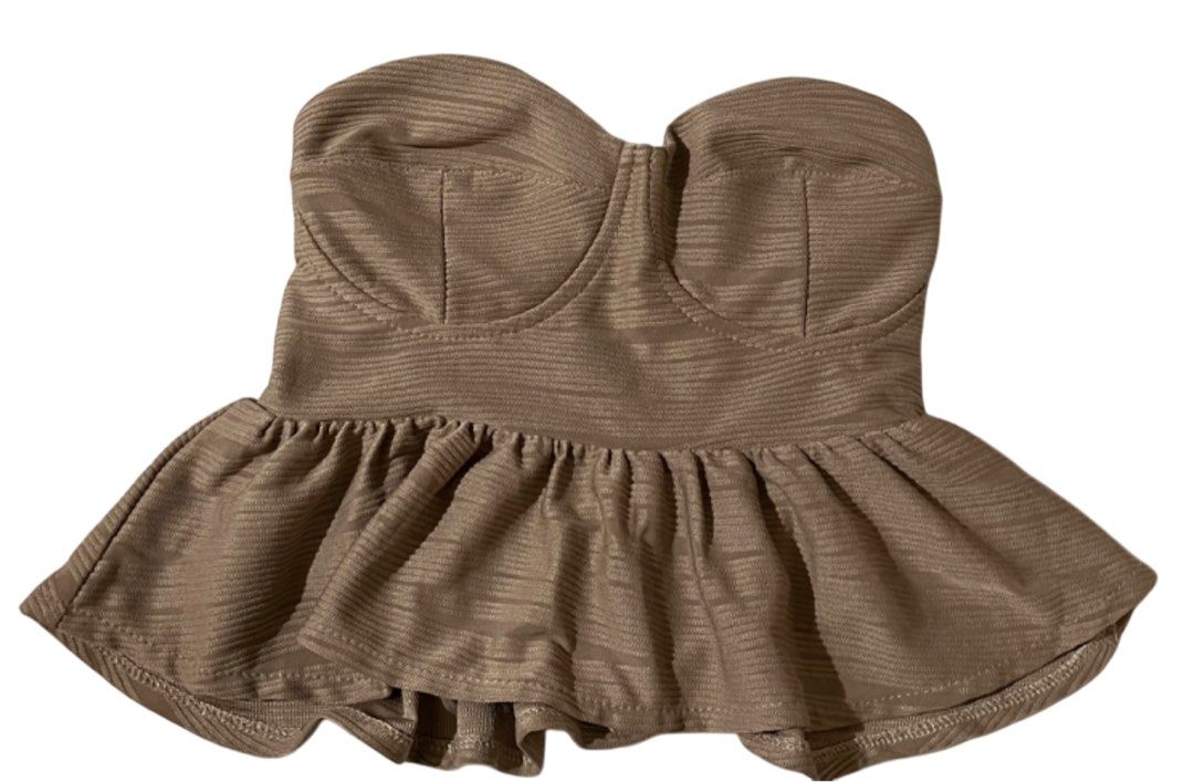 Tube corset padded top (Category: Sleeveless) located in Manila. Submitted by _bellepepper (Listing ID 1364167525, Image 1). Description: Tube corset padded top Can fit to XS - S Like new.