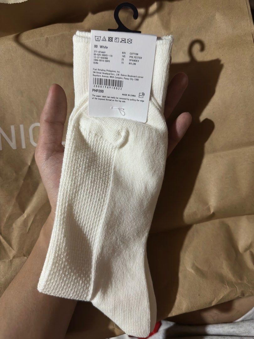 Uniqlo Socks 3 sets White KAWS (Category: Socks) located in Angeles City. Submitted by simon_02 (Listing ID 1364133390, Image 2). Description: Sets only Never been used. Naalis lang sa tag yung isa pero never nagamit..