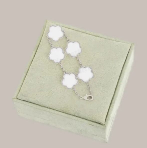 Van Cleef & Arpels (Category: Accessories) located in Singapore. Submitted by d1lpp (Listing ID 1364178186, Image 3). Description: message me for more details if have other bag you wanted please do show me pictures. delivery to your doorstep. pre-order 5-10 days Free size 1:1.