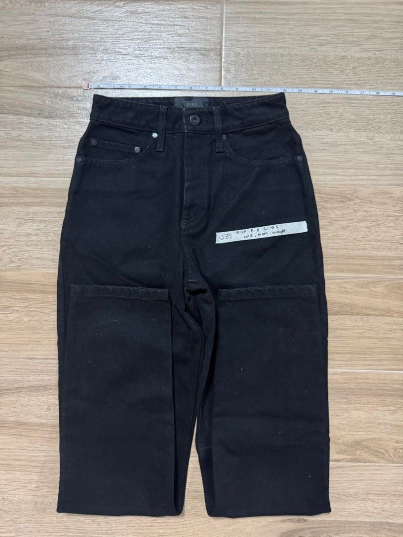 BNWT SIR DENIM MOM STRAIGHT JEANS (Category: Jeans) located in Legazpi City. Submitted by elletheseller (Listing ID 1364255348, Image 1). Description: Brand new with tag SIR MOM STRAIGHT JEANS Waist 25 Length 41.