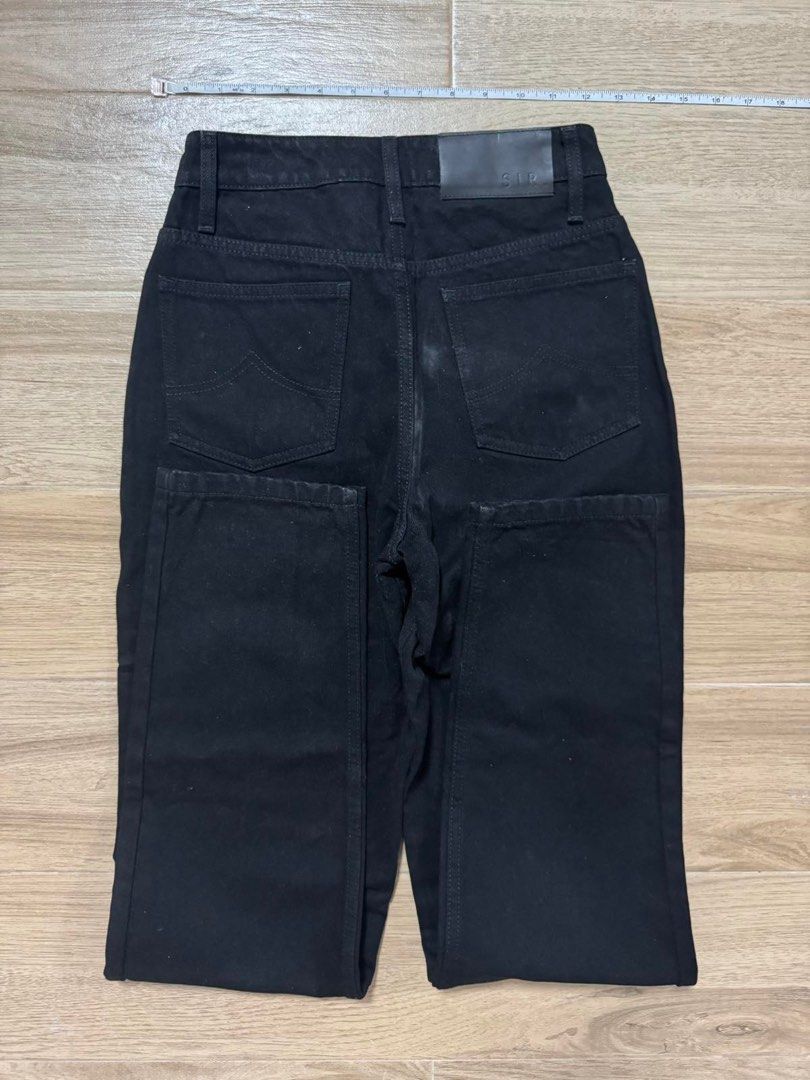 BNWT SIR DENIM MOM STRAIGHT JEANS (Category: Jeans) located in Legazpi City. Submitted by elletheseller (Listing ID 1364255348, Image 2). Description: Brand new with tag SIR MOM STRAIGHT JEANS Waist 25 Length 41.