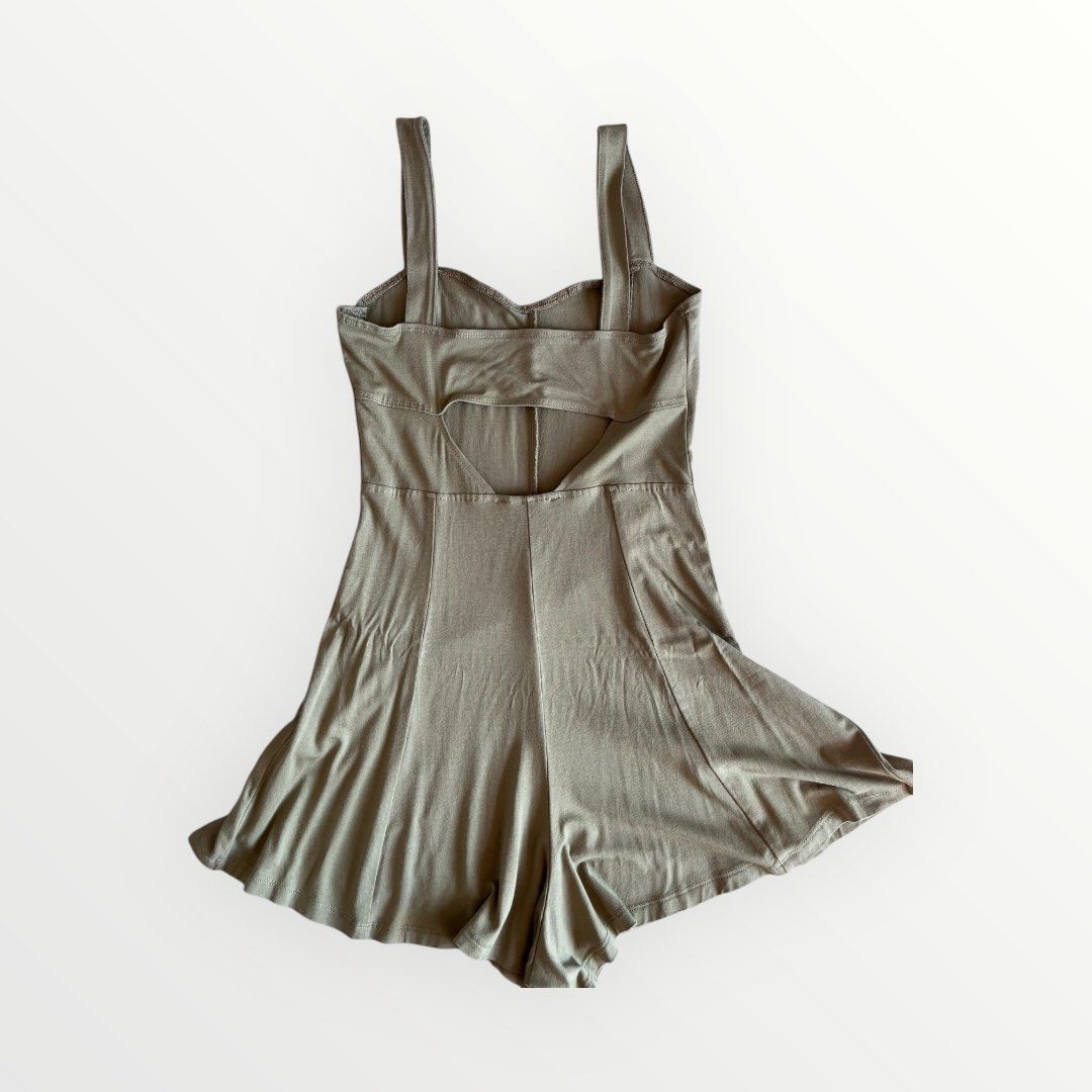Forever21, Summer Fitted Romper (Category: Rompers) located in Las Pinas. Submitted by _svrx (Listing ID 1364238200, Image 2). Description: Fitted Comfortable soft fabric Flowy bottom With back design.