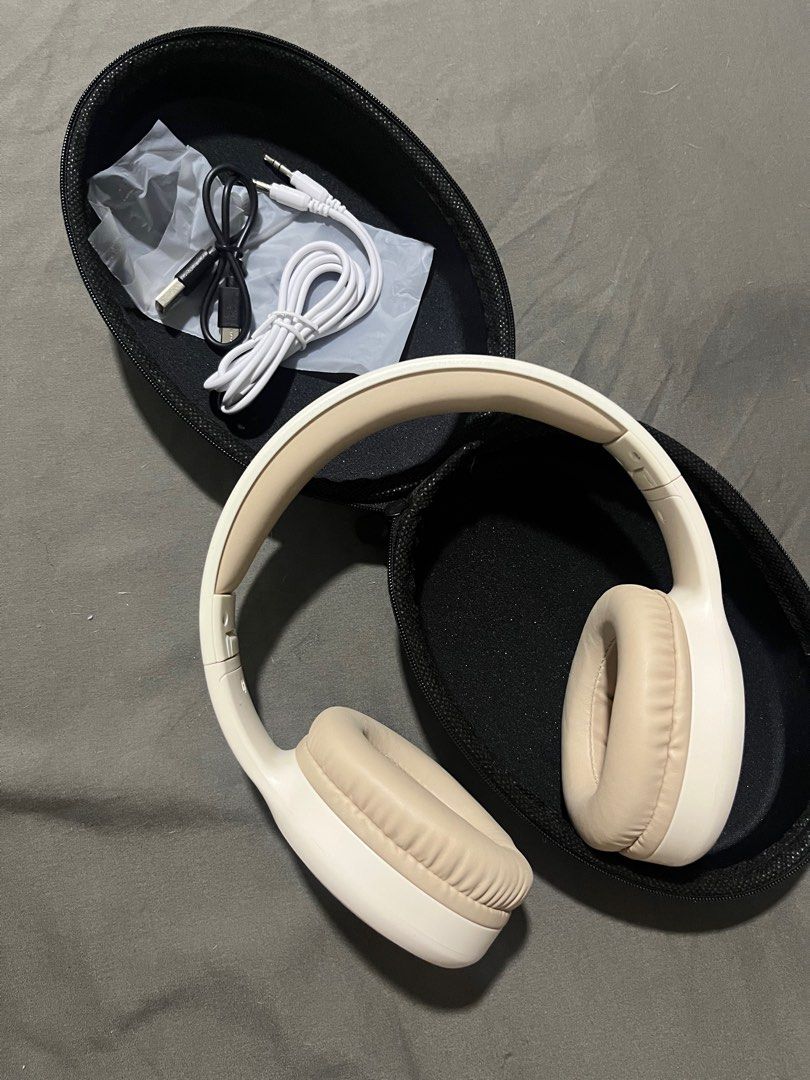 Lenovo TH30 Bluetooth Headphone (Category: Headphones & Headsets) located in Manila. Submitted by acl0413 (Listing ID 1364376891, Image 1). Description: Specifications: - Aux audio interface compatible with more devices (android, IOS) - comfortable long use - dual power speakers - static CVC microphone Package includes: - headphone - charging cable - audio cable Never been used. Shipping to be shouldered by buyer. Same day delivery.