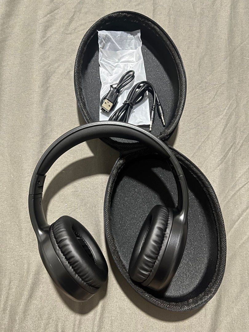Lenovo TH30 Bluetooth Headphones (Category: Headphones & Headsets) located in Manila. Submitted by acl0413 (Listing ID 1364377157, Image 1). Description: Specifications: - Aux audio interface compatible with more devices (android, IOS) - comfortable long use - dual power speakers - static CVC microphone Package includes: - headphone - charging cable - audio cable Never been used. Shipping to be shouldered by buyer. Same day delivery.