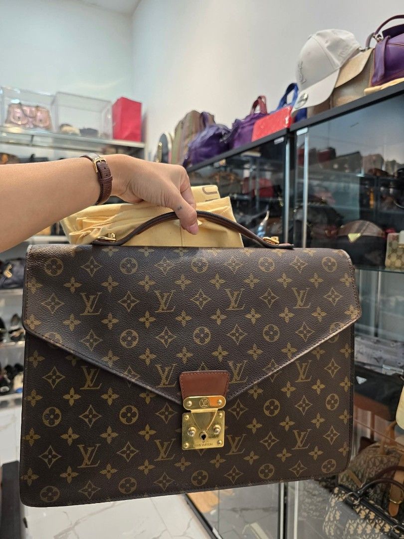 Lv laptop nag (Category: Luxury Bags & Wallets) located in Butuan. Submitted by jen_pre (Listing ID 1364256762, Image 1). Description: .