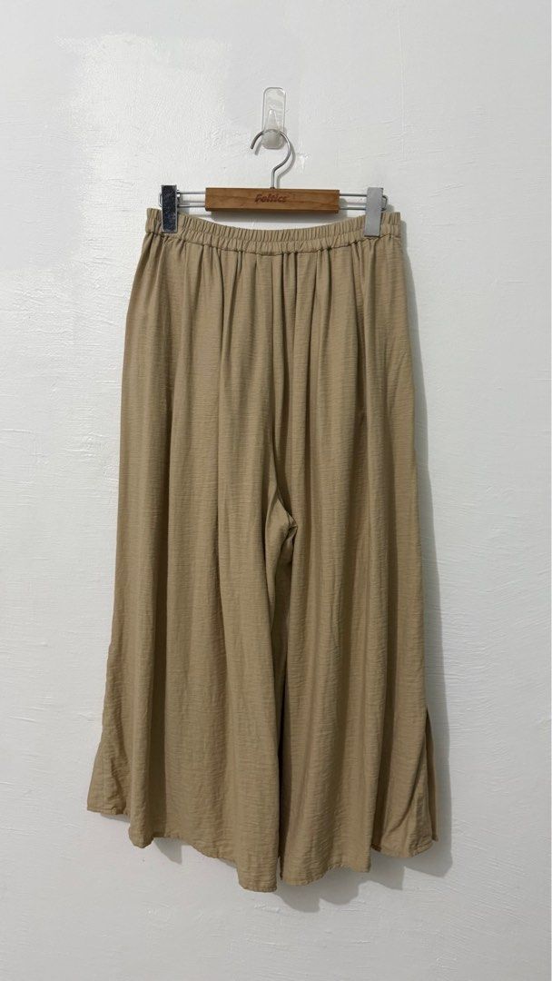 Niko and .. half-garterized cropped pants with slit (Category: Other Bottoms) located in Cordova. Submitted by thedecluterrer (Listing ID 1364238372, Image 2). Description: Waist 28-34 Length 34.