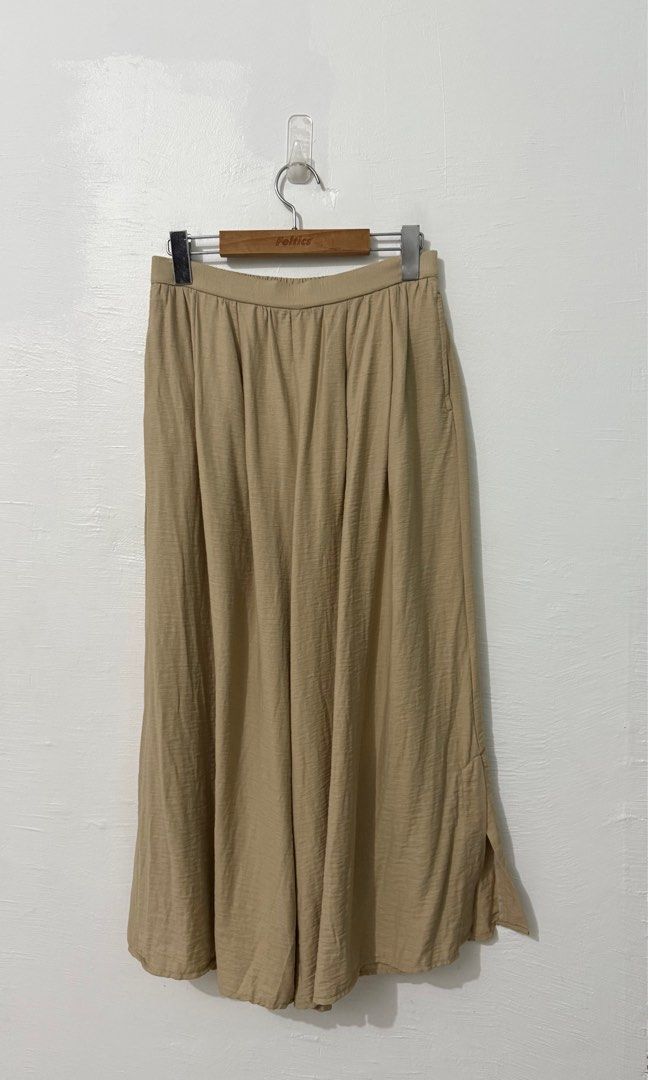 Niko and .. half-garterized cropped pants with slit (Category: Other Bottoms) located in Cordova. Submitted by thedecluterrer (Listing ID 1364238372, Image 1). Description: Waist 28-34 Length 34.