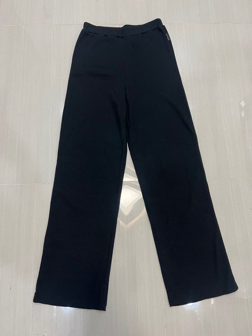 Original Roxy Strechable Black Bottom - Small (Category: Other Bottoms) located in Manila. Submitted by jennystuff (Listing ID 1364361460, Image 1). Description: - Original Roxy Strechable Black Bottom - Small -With Tag 8,580 yen or around 3,432 Ph Peso ( Bought in Japan ) - Still with plastic.