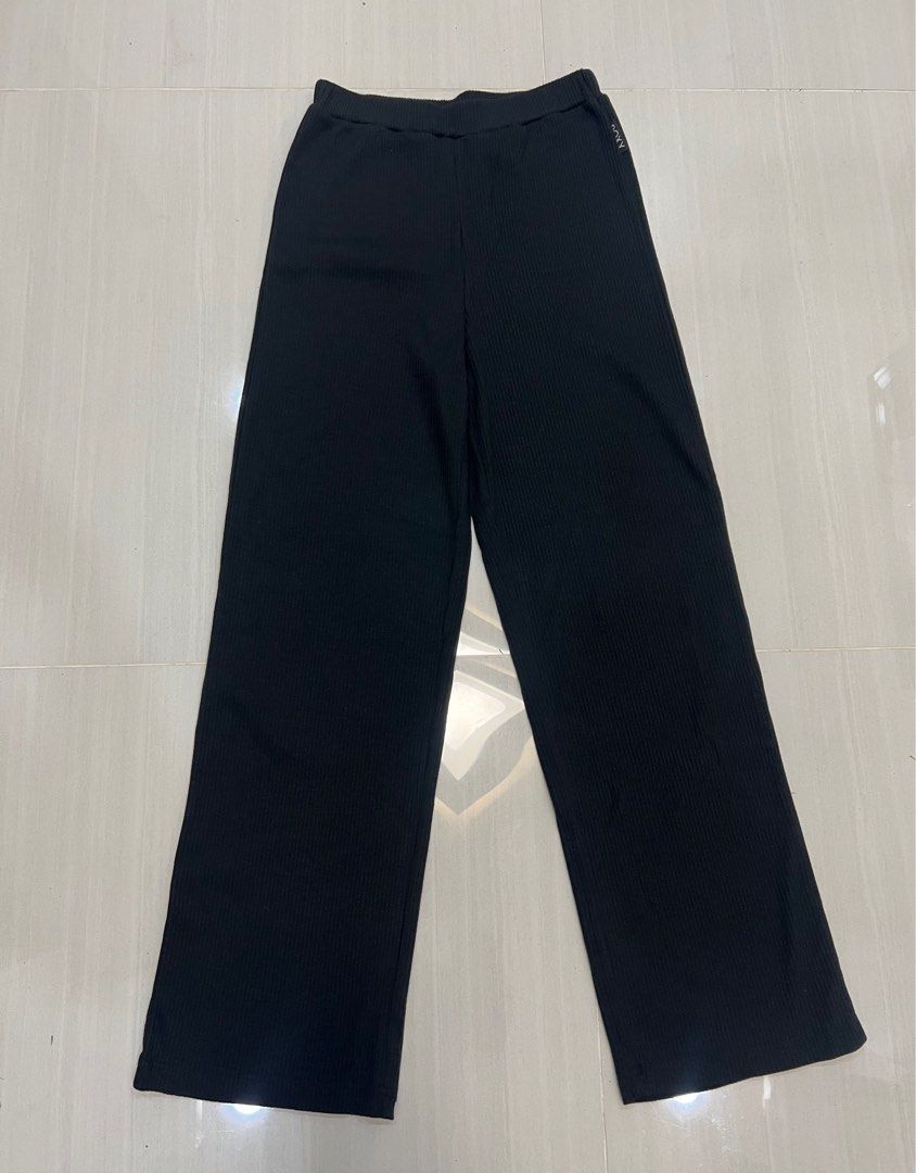 Original Roxy Strechable Black Bottom - Small (Category: Other Bottoms) located in Manila. Submitted by jennystuff (Listing ID 1364361460, Image 3). Description: - Original Roxy Strechable Black Bottom - Small -With Tag 8,580 yen or around 3,432 Ph Peso ( Bought in Japan ) - Still with plastic.