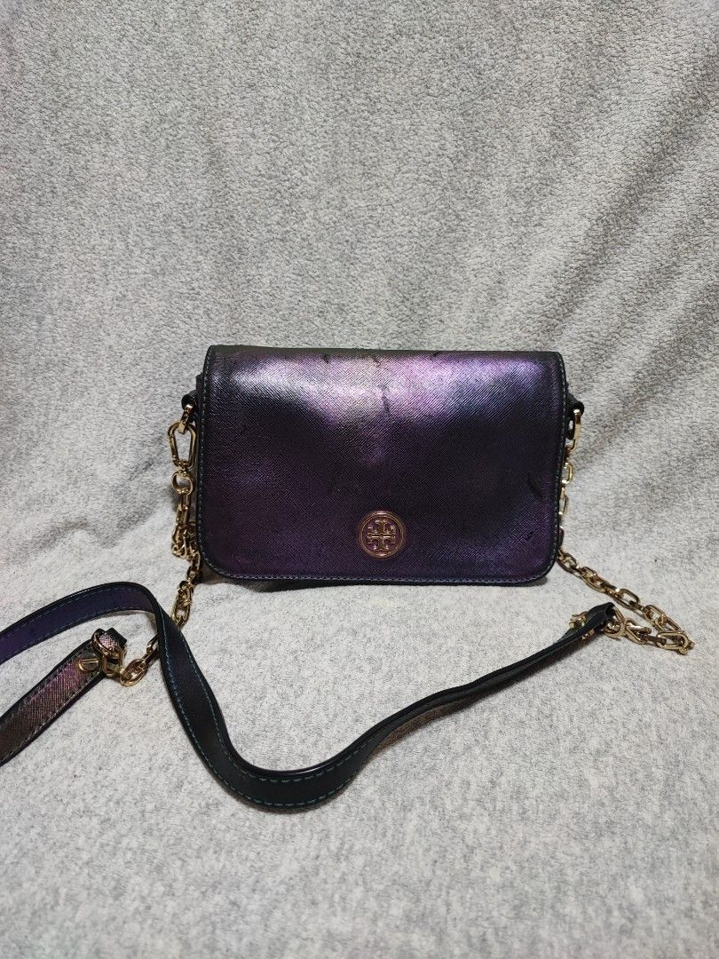Tory Burch small chain sling bag (Category: Luxury Bags & Wallets) located in Baguio. Submitted by jayrgijc52758 (Listing ID 1364330381, Image 1). Description: Tory Burch small chain sling bag Kayo na magpaganda Kasya long wallet 700.