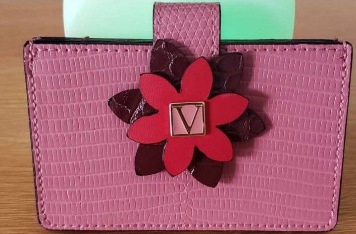Victoria's secret card holder (Category: Wallets & Card holders) located in Alcala. Submitted by akirooh (Listing ID 1364298224, Image 1). Description: Original VS.