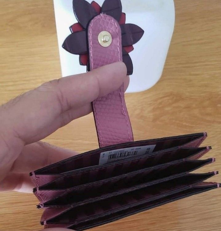 Victoria's secret card holder (Category: Wallets & Card holders) located in Alcala. Submitted by akirooh (Listing ID 1364298224, Image 2). Description: Original VS.