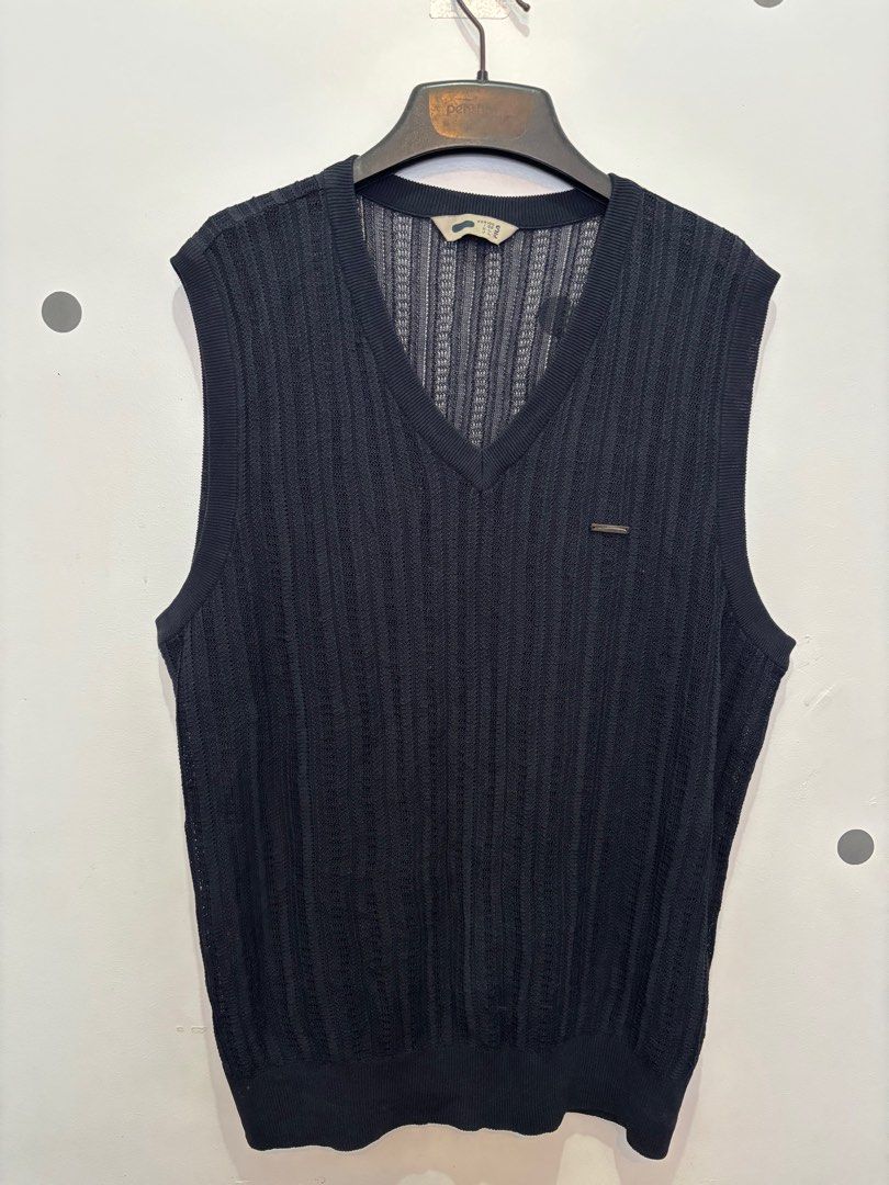 vintage fila vest (Category: Others Tops) located in Manila. Submitted by shop.moonbean (Listing ID 1364337197, Image 2). Description: .
