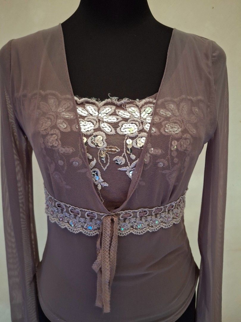 Vintage mesh long sleeves lace top (Category: Longsleeves) located in Koronadal. Submitted by shetries (Listing ID 1364377745, Image 3). Description: bust up to 33in length 21in waist 26in no flaws.
