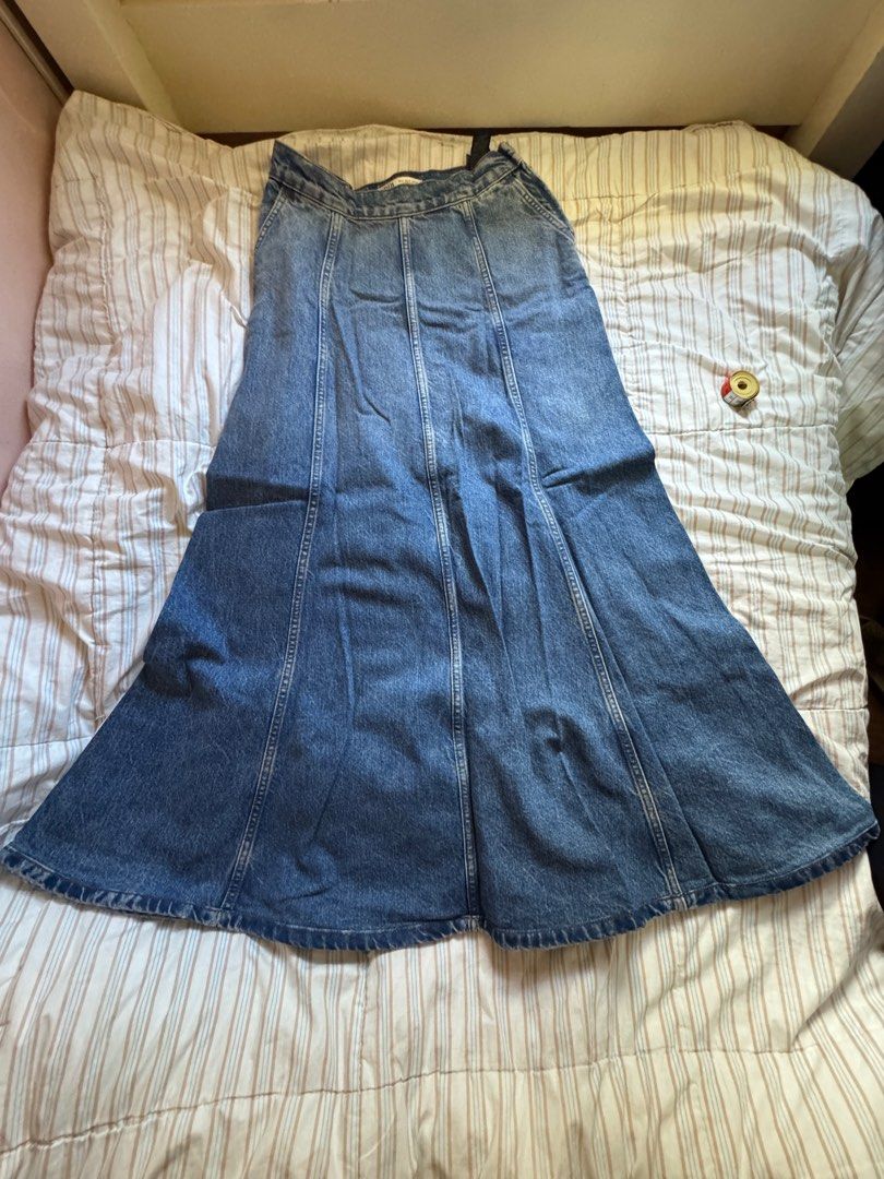 Zara Flare skirt Maong (Category: Skirts) located in Manila. Submitted by prinsloo_ (Listing ID 1364282397, Image 2). Description: See photos for the measurements! :) Like new. - RFS: Need funds!.
