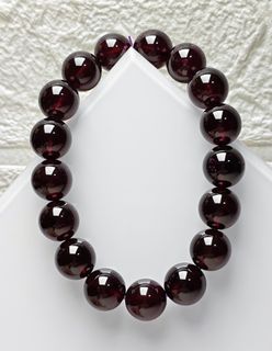 稀有大咪高質星光紫牙烏石榴石手鍊
12+mm66g手圍17/18cm
HK＄1439 《女性恩物》
配戴紫牙烏可以幫助人們平衡海底輪，增強安全感、生存力、活力和生命力。功效包含促進愛情、增強自信心、改善財運、增強健康，改善婦科問題，適合女性配戴。除此之外，紫牙烏還可以抵抗外來負能量入侵，可作為護身符使用。
面交港鐵元朗站下午四點後🙏預約64246533355905110