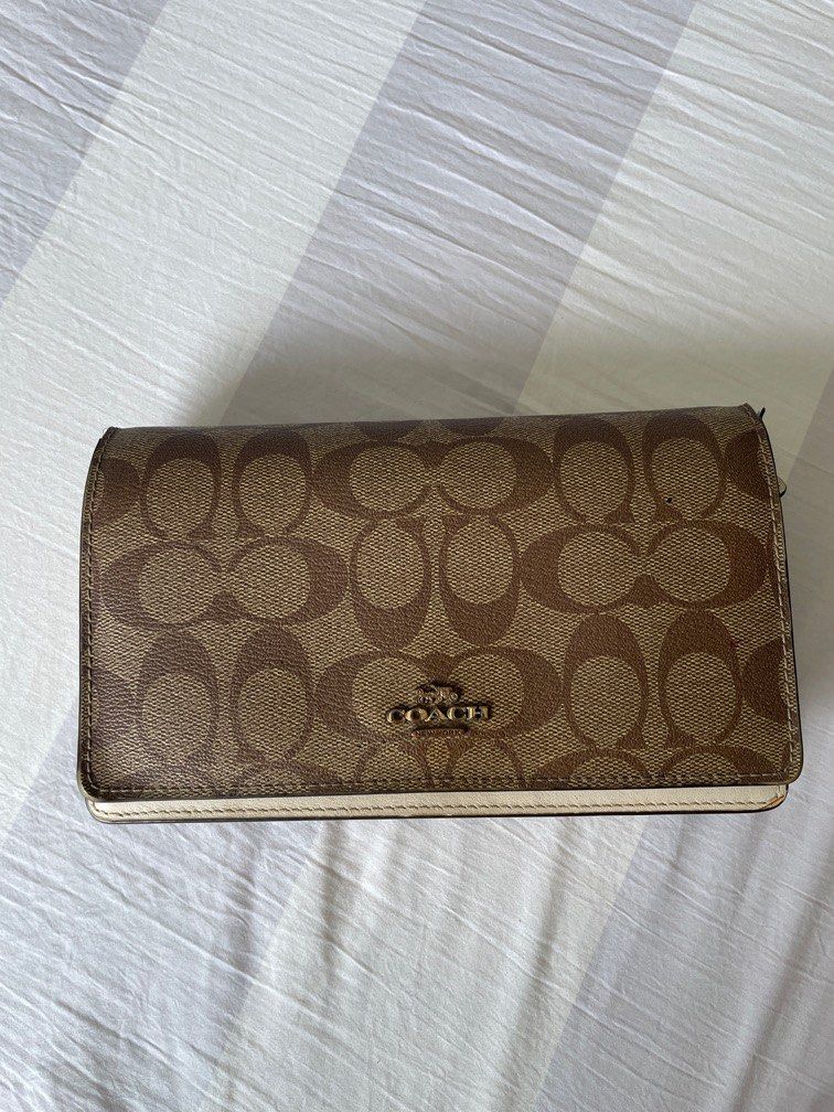 Authentic Coach Anna Crossbody Bag (Category: Luxury Bags & Wallets) located in Manila. Submitted by nicolecoleen (Listing ID 1364415626, Image 1). Description: I had this bag for years thus signs of usage. But still intact and usable. RFS: decluttering.