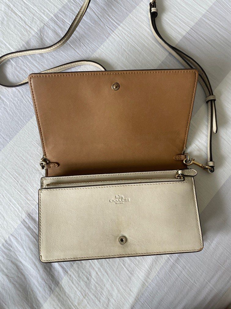 Authentic Coach Anna Crossbody Bag (Category: Luxury Bags & Wallets) located in Manila. Submitted by nicolecoleen (Listing ID 1364415626, Image 3). Description: I had this bag for years thus signs of usage. But still intact and usable. RFS: decluttering.