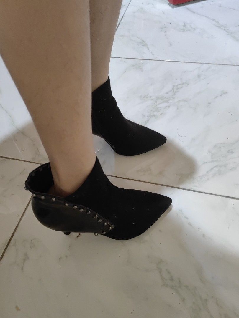 Black Heel Boots sz us 5.5 / 6 (Category: Boots) located in Butuan. Submitted by mizzlora (Listing ID 1364415354, Image 3). Description: never been used, just stored. need to be washed. no flaws rfs: not using.