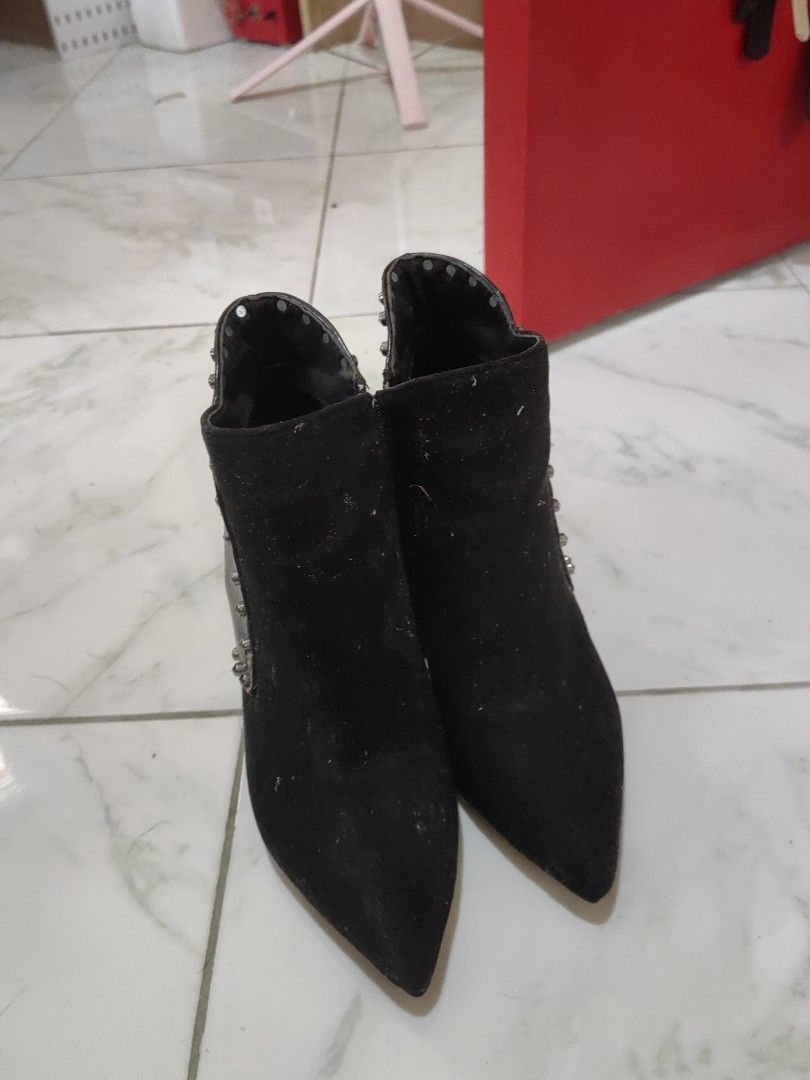 Black Heel Boots sz us 5.5 / 6 (Category: Boots) located in Butuan. Submitted by mizzlora (Listing ID 1364415354, Image 1). Description: never been used, just stored. need to be washed. no flaws rfs: not using.