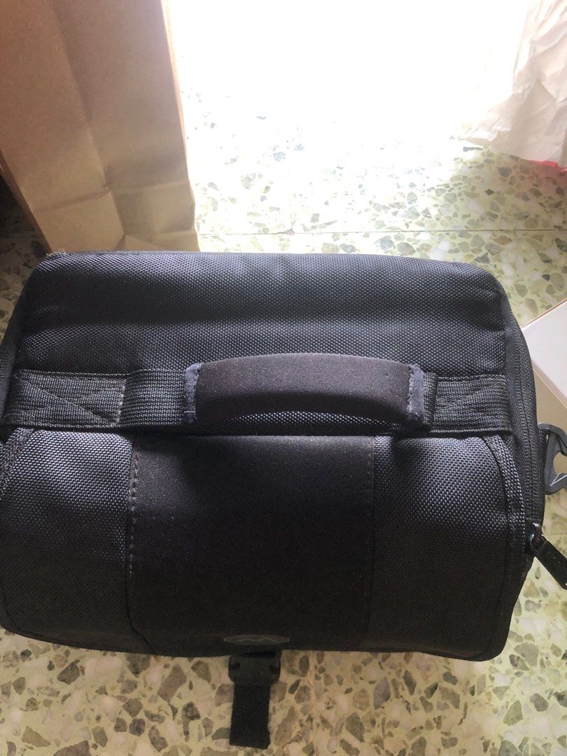 Camera bag (Category: Camera Bags & Carriers) located in Singapore. Submitted by orangjuice (Listing ID 1364443213, Image 2). Description: Give away price my first love 😍. Served me well, hope it serve u too. Compact! .