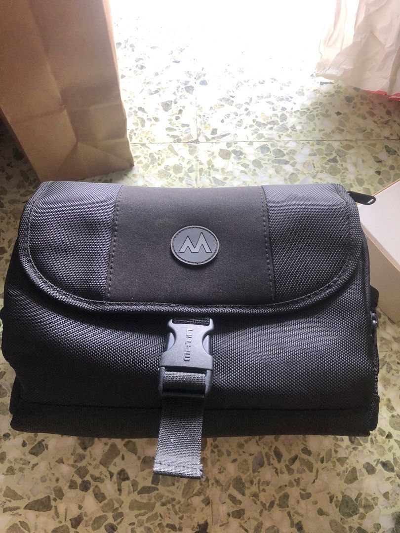 Camera bag (Category: Camera Bags & Carriers) located in Singapore. Submitted by orangjuice (Listing ID 1364443213, Image 1). Description: Give away price my first love 😍. Served me well, hope it serve u too. Compact! .